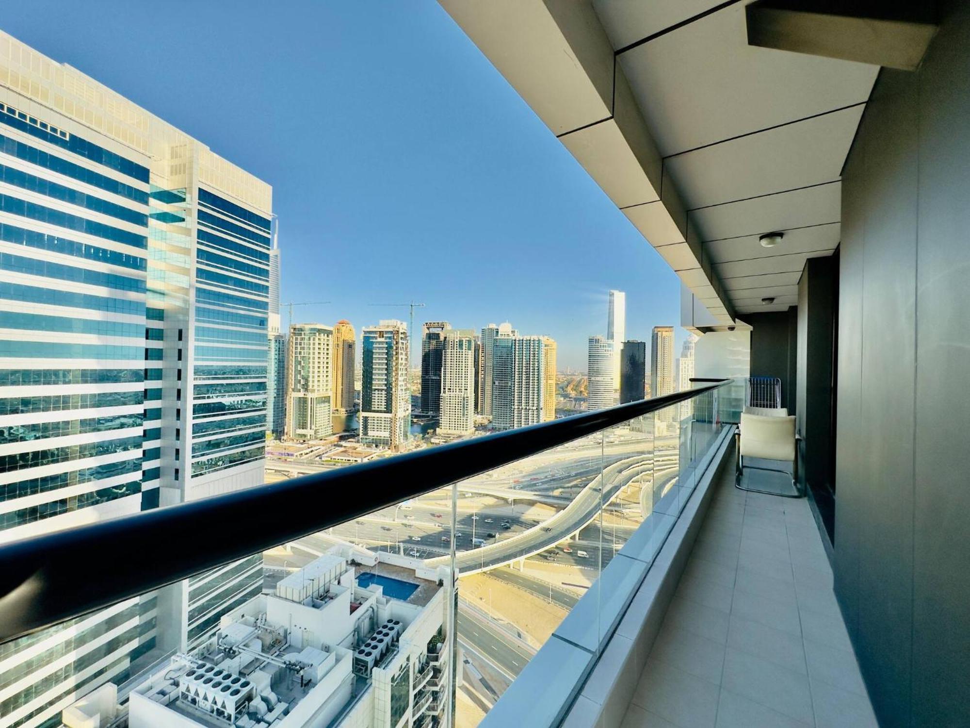 Sea Front Living, Upgraded 2br Apartment, Escan Tower, Marina Apartment