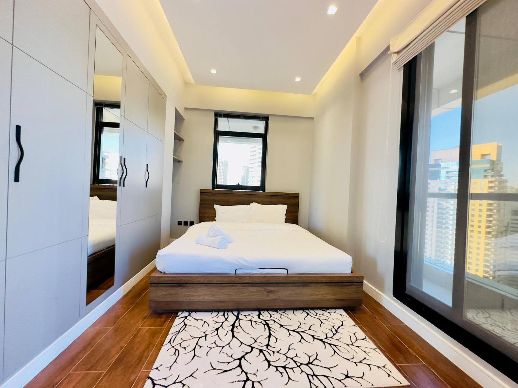 Sea Front Living, Upgraded 2br Apartment, Escan Tower, Marina * Dubai