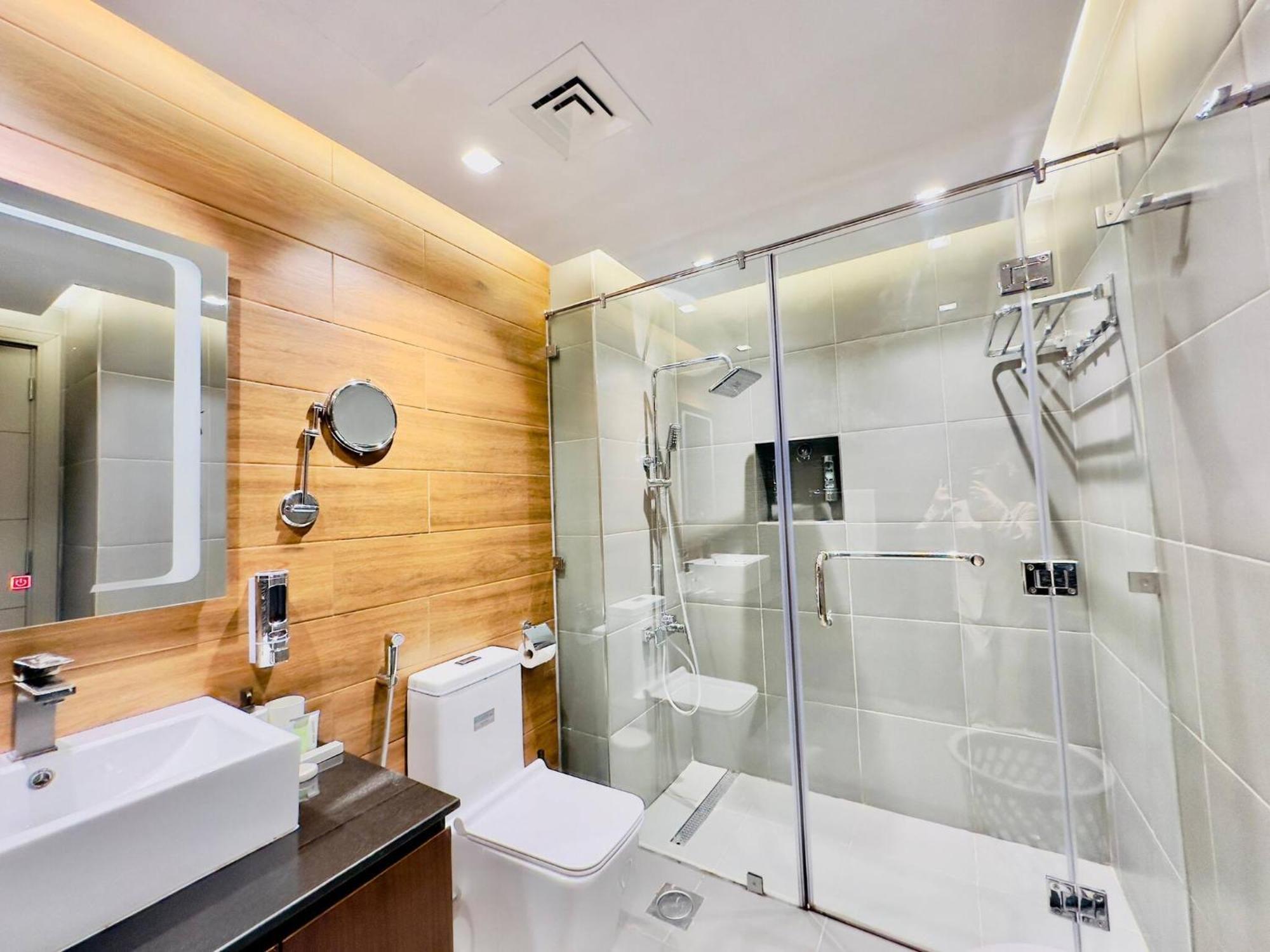 Sea Front Living, Upgraded 2br Apartment, Escan Tower, Marina Dubai
